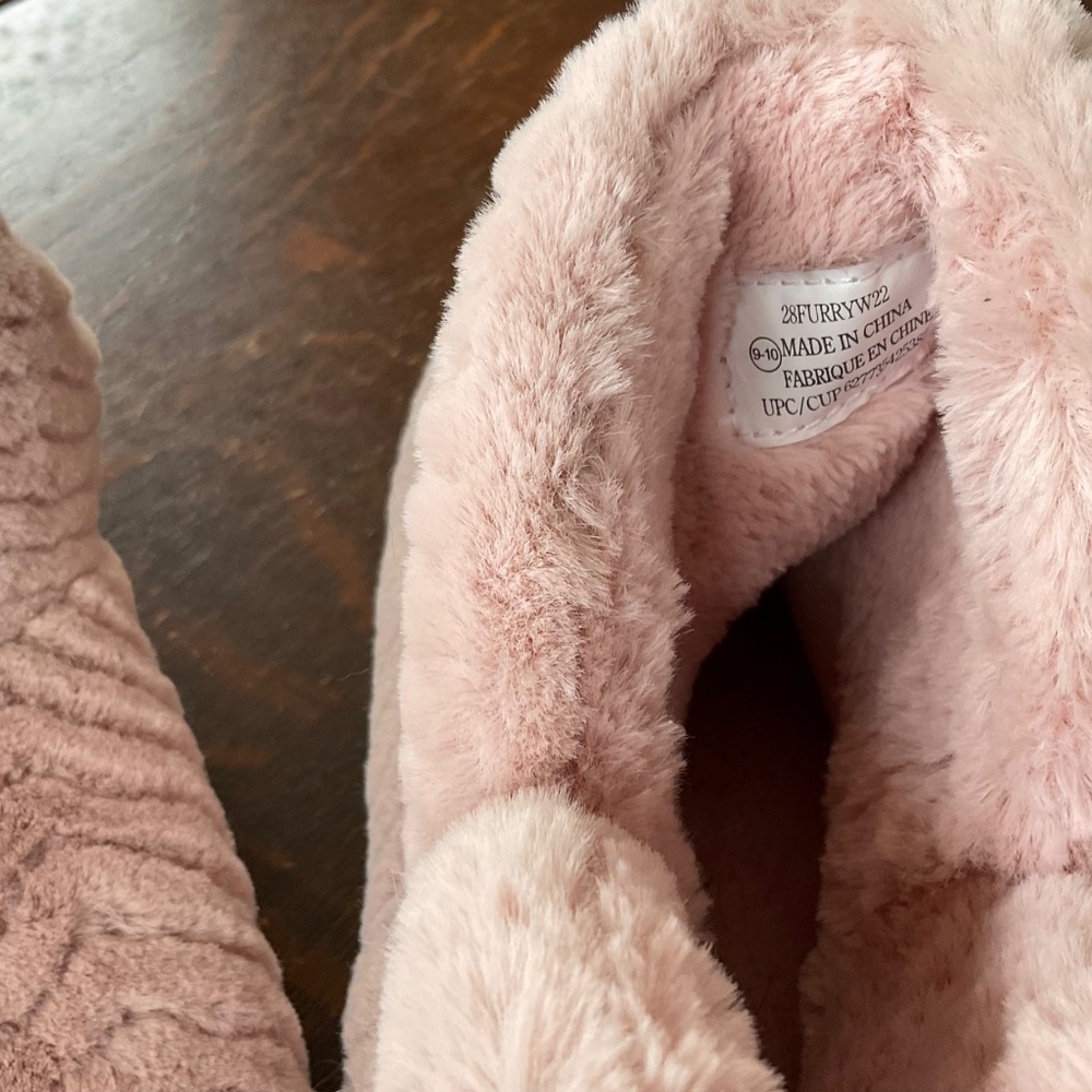 SLIPPERS BY  28FURRYW22..  size 9-10  NEW NO TAGS - Picture 4 of 4